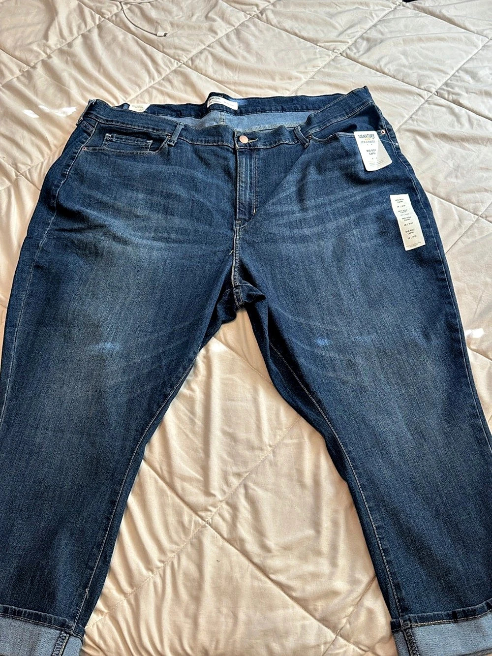 Levi Strauss Signature Gold Mid-Rise Capri. Capri Jeans Blue 
Waist 28/W39